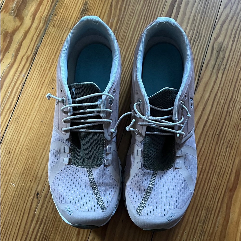 On Running Cloud 5 in Light pink and Olive